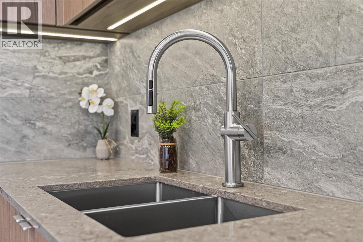 2010 626 Claremont Street, Coquitlam, British Columbia  V3J 3T4 - Photo 10 - R3066591