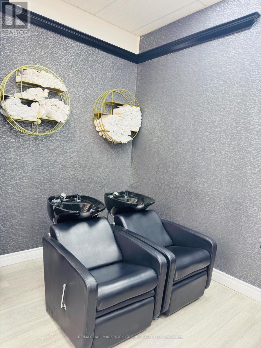 5-Chair #2 - 17335 Yonge Street, Newmarket, Ontario  L3Y 8Z2 - Photo 2 - N12551366