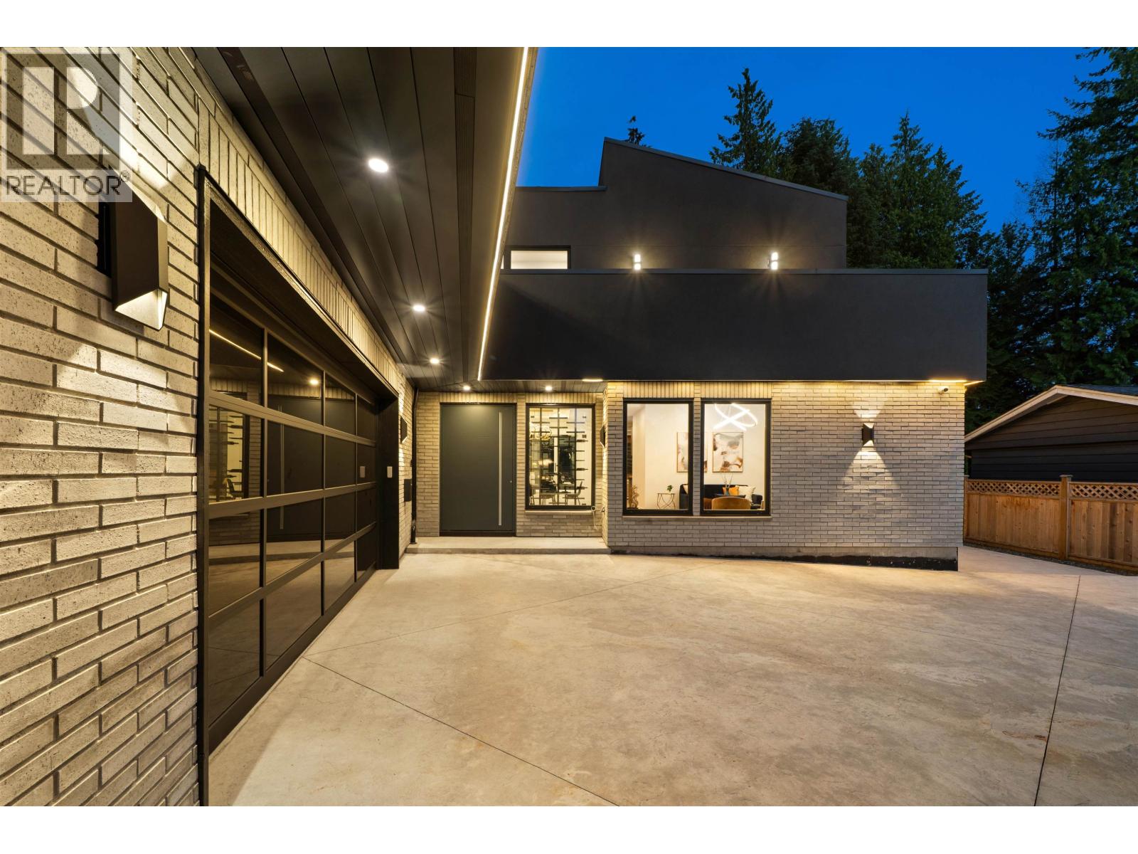 687 Poplar Street, Coquitlam, British Columbia  V3J 3K7 - Photo 3 - R3068341