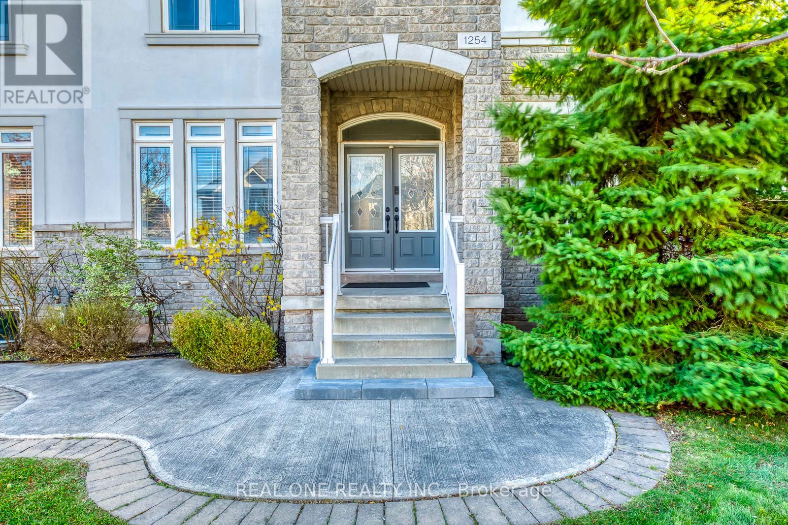 1254 Jezero Crescent, Oakville, Ontario  L6H 0B5 - Photo 4 - W12540700