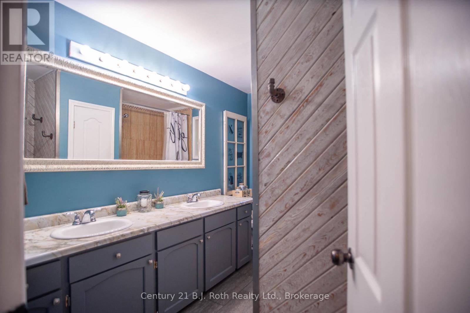 18 Mundy Avenue, Tiny, Ontario  L9M 0B5 - Photo 5 - S12401655