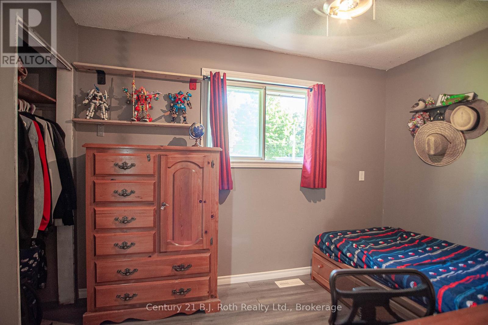 18 Mundy Avenue, Tiny, Ontario  L9M 0B5 - Photo 9 - S12401655