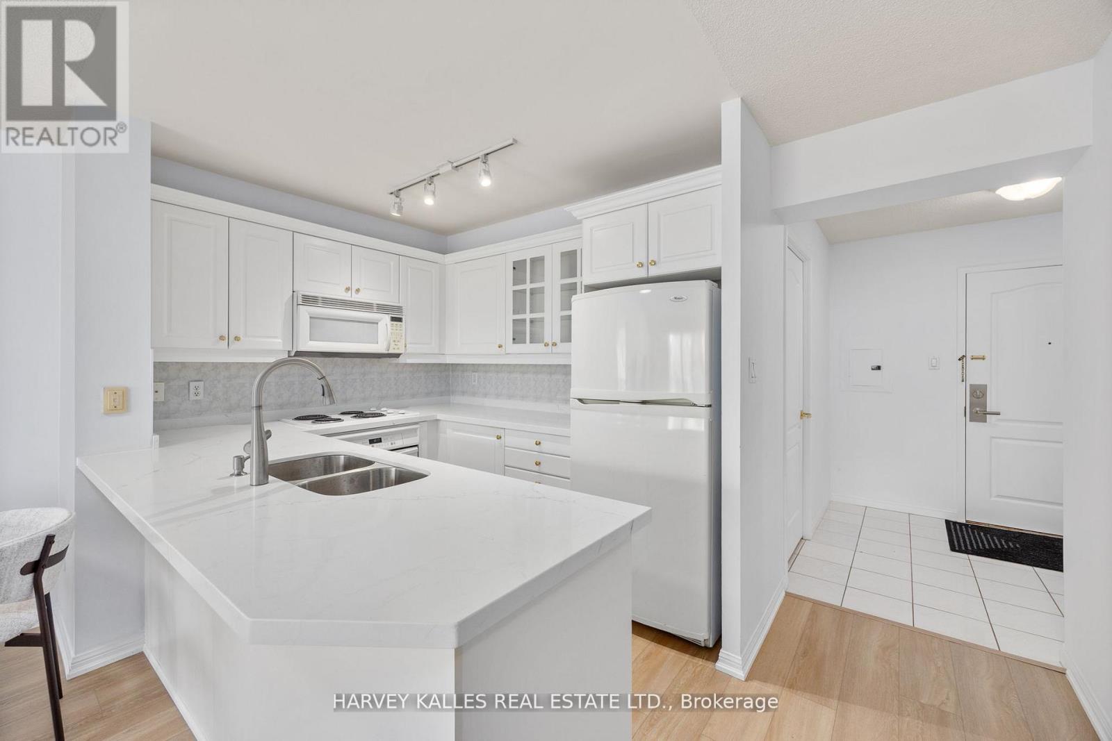 302 - 18 Wanless Avenue, Toronto, Ontario  M4N 3R9 - Photo 5 - C12555842