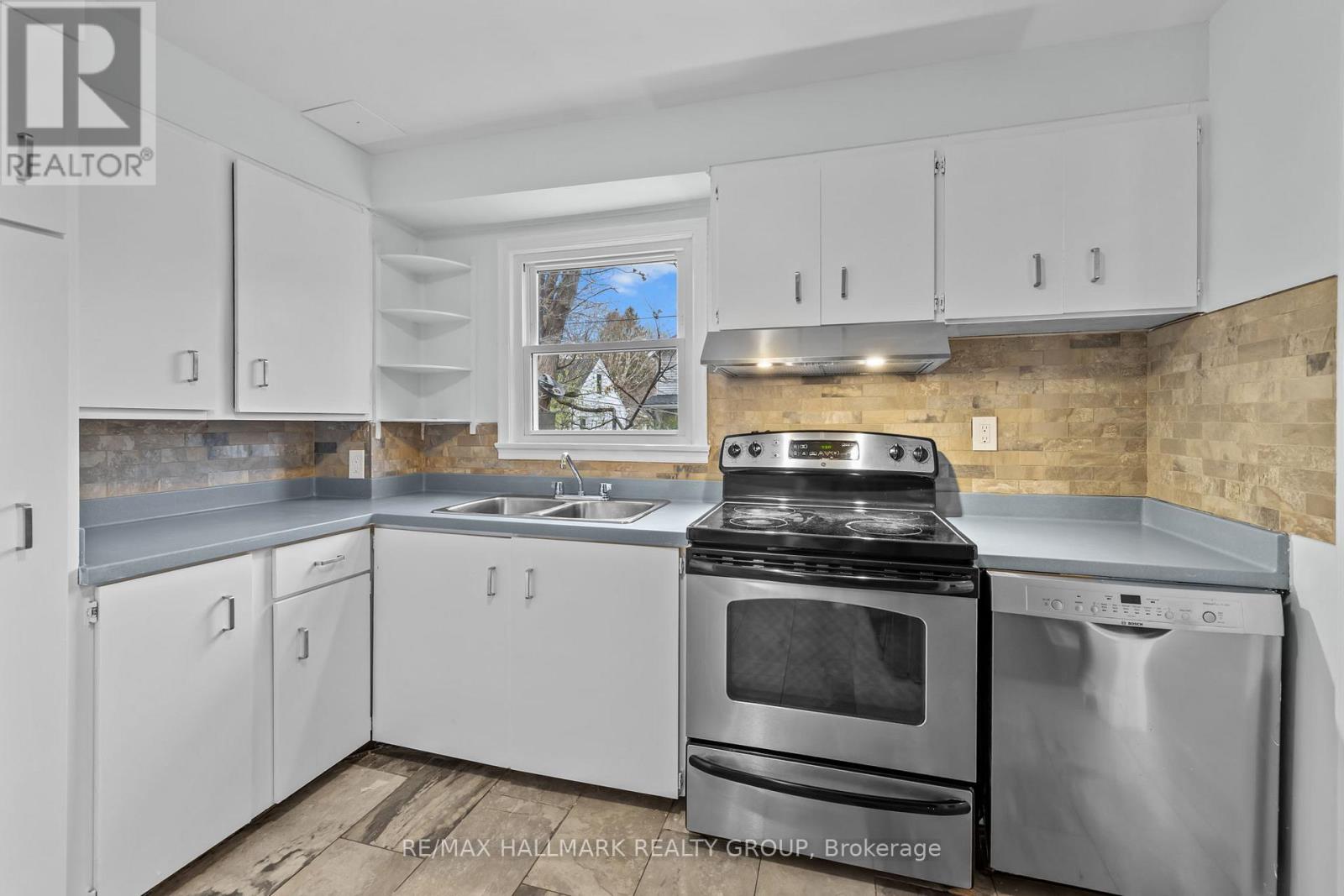 9 Bedford Crescent, Ottawa, Ontario  K1K 0E3 - Photo 11 - X12556026