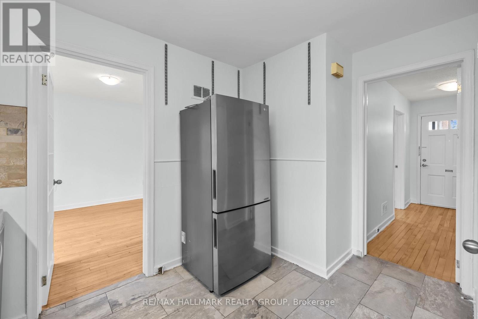 9 Bedford Crescent, Ottawa, Ontario  K1K 0E3 - Photo 12 - X12556026