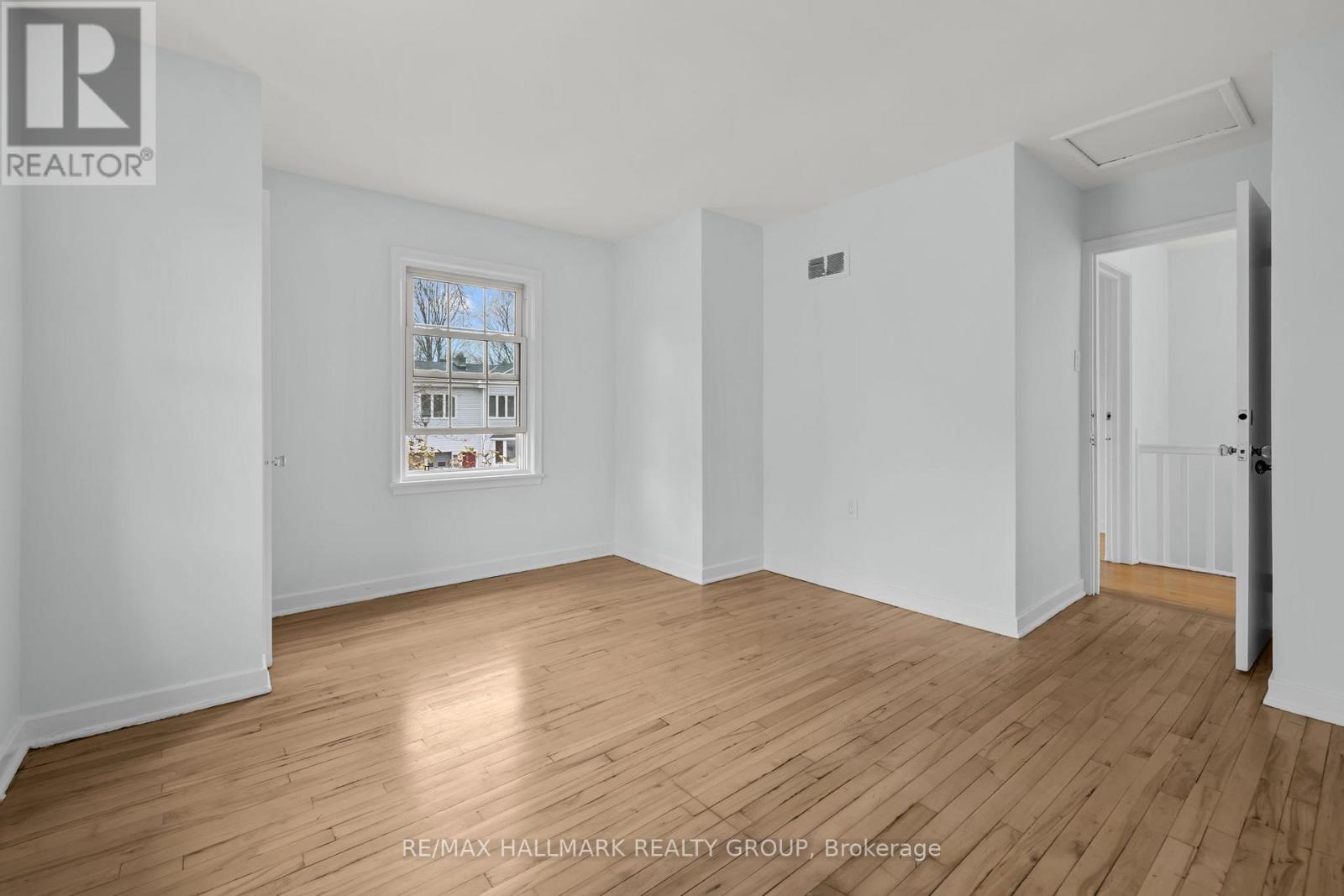 9 Bedford Crescent, Ottawa, Ontario  K1K 0E3 - Photo 14 - X12556026