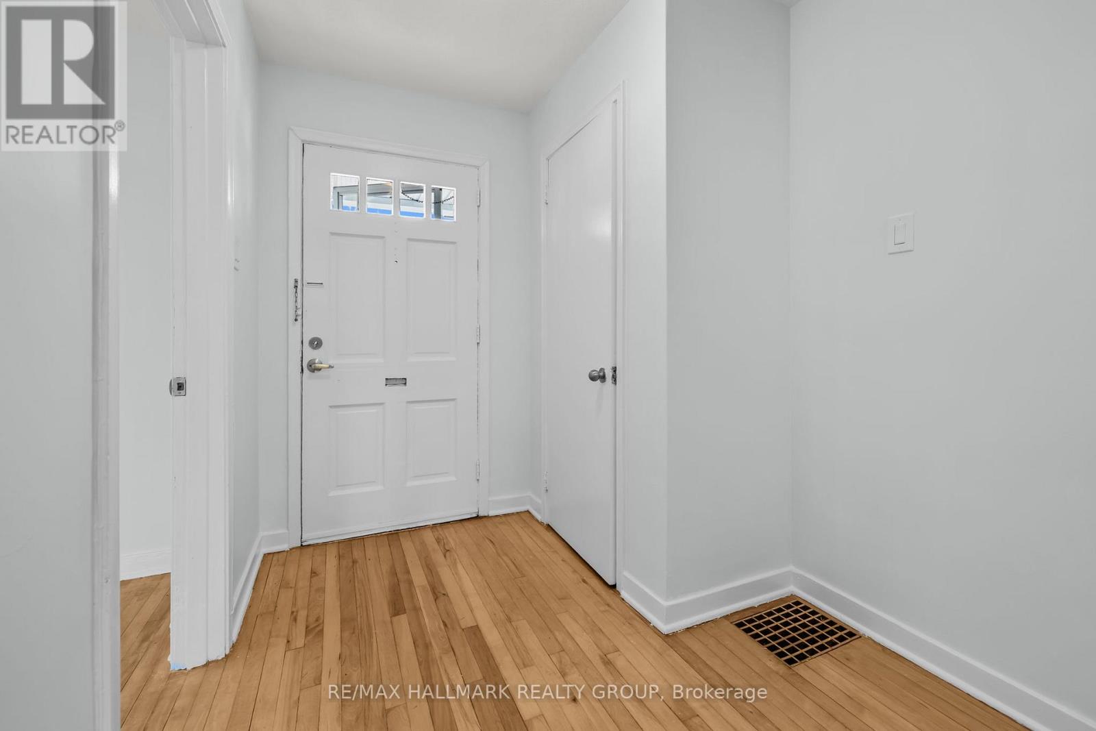 9 Bedford Crescent, Ottawa, Ontario  K1K 0E3 - Photo 4 - X12556026