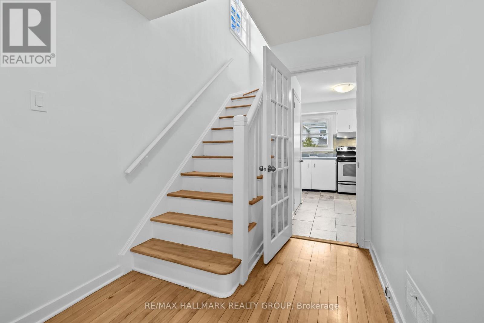 9 Bedford Crescent, Ottawa, Ontario  K1K 0E3 - Photo 5 - X12556026