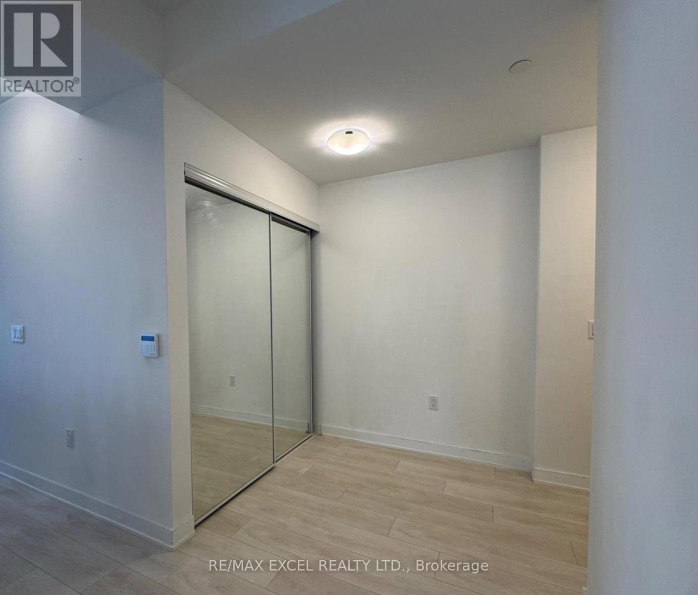 1204 - 95 Oneida Crescent, Richmond Hill, Ontario  L4B 0H5 - Photo 4 - N12555860