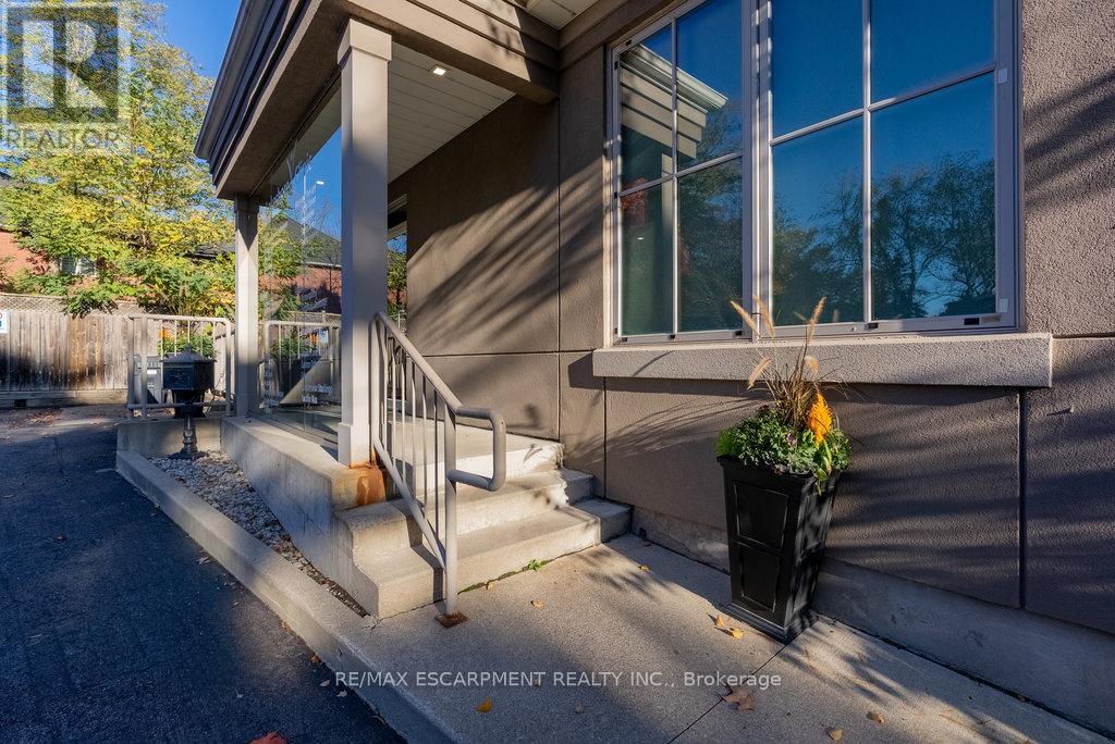 2159 Lakeshore Road, Burlington, Ontario  L7R 1A5 - Photo 4 - W12555824