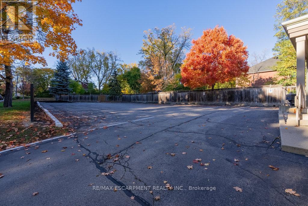 2159 Lakeshore Road, Burlington, Ontario  L7R 1A5 - Photo 8 - W12555824