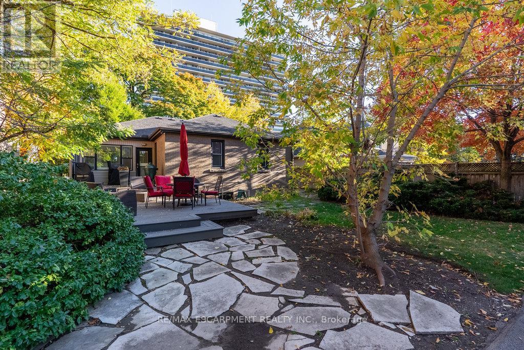 2165 Lakeshore Road, Burlington, Ontario L7R 1A5 - Photo 10 - W12555828