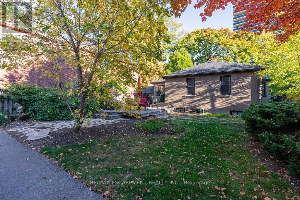 2165 Lakeshore Road, Burlington, Ontario L7R 1A5 - Photo 11 - W12555828