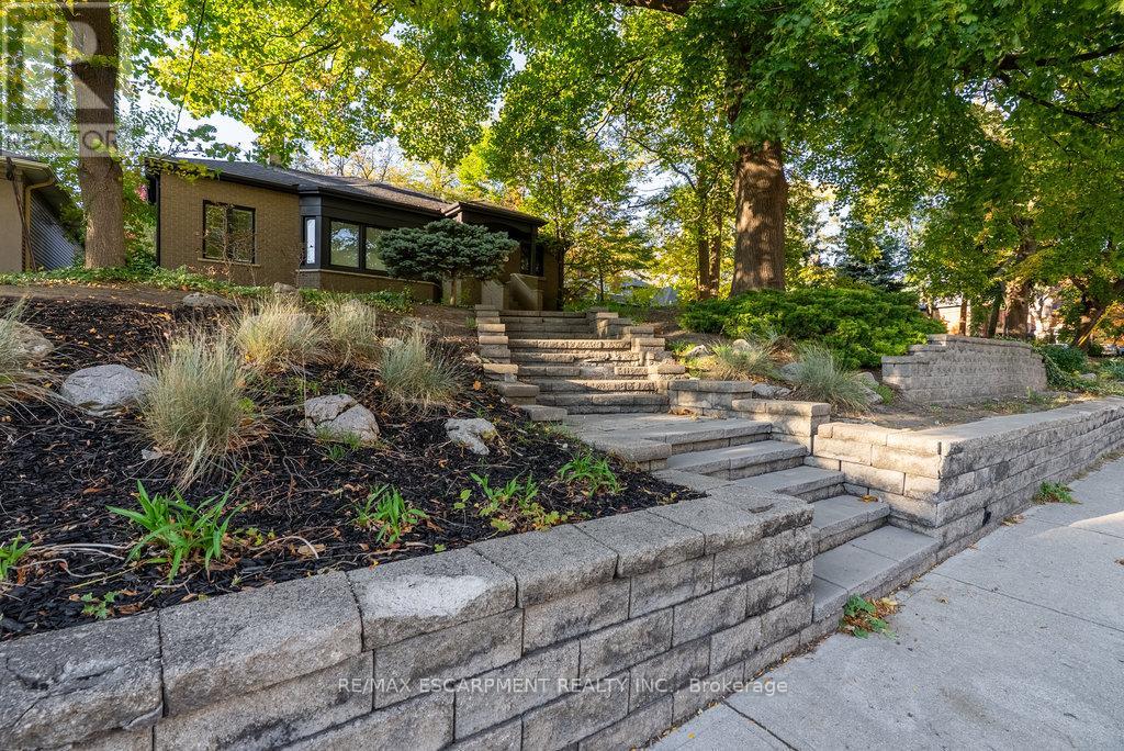 2165 Lakeshore Road, Burlington, Ontario L7R 1A5 - Photo 16 - W12555828