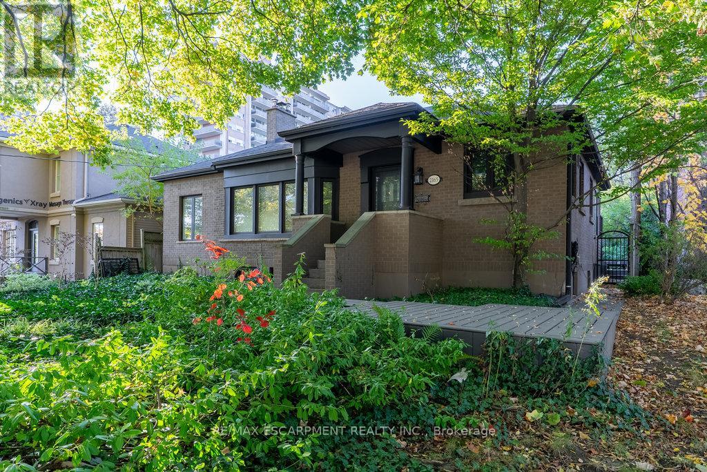 2165 Lakeshore Road, Burlington, Ontario L7R 1A5 - Photo 2 - W12555828