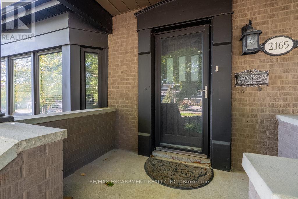 2165 Lakeshore Road, Burlington, Ontario L7R 1A5 - Photo 4 - W12555828