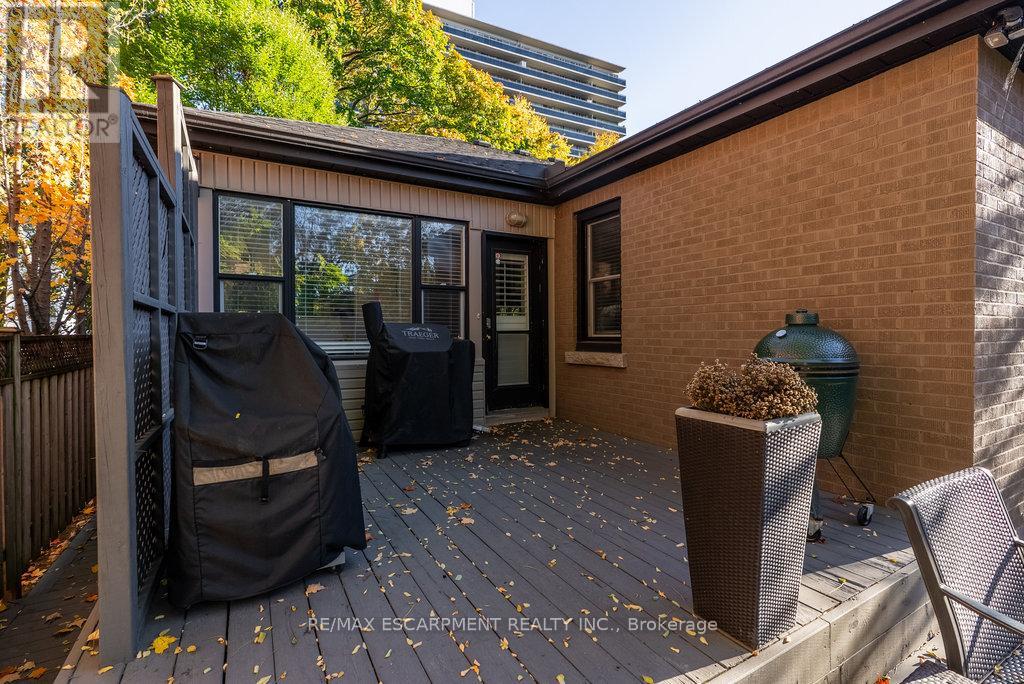 2165 Lakeshore Road, Burlington, Ontario L7R 1A5 - Photo 5 - W12555828