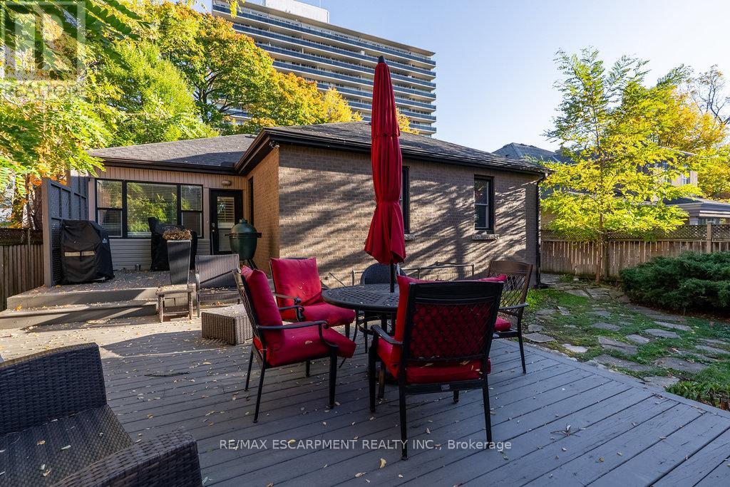 2165 Lakeshore Road, Burlington, Ontario L7R 1A5 - Photo 6 - W12555828