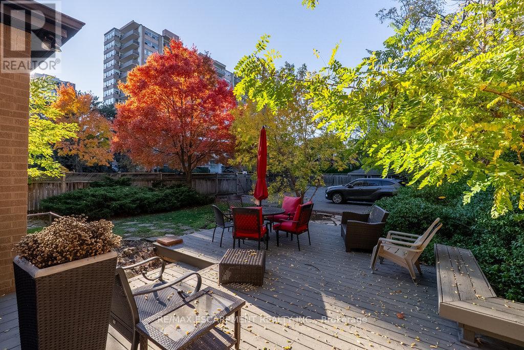 2165 Lakeshore Road, Burlington, Ontario L7R 1A5 - Photo 9 - W12555828