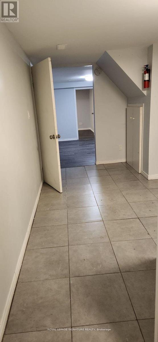 Lower - 3443 Queenston Drive, Mississauga, Ontario  L5C 2G5 - Photo 4 - W12555838