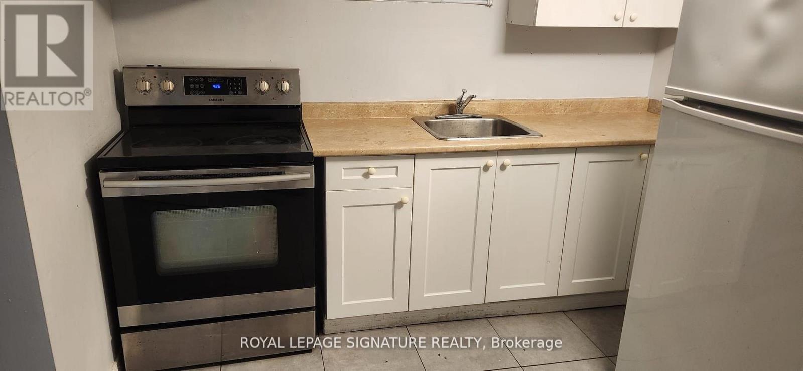 Lower - 3443 Queenston Drive, Mississauga, Ontario  L5C 2G5 - Photo 6 - W12555838