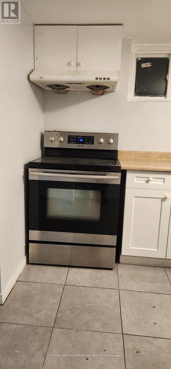 Lower - 3443 Queenston Drive, Mississauga, Ontario  L5C 2G5 - Photo 8 - W12555838