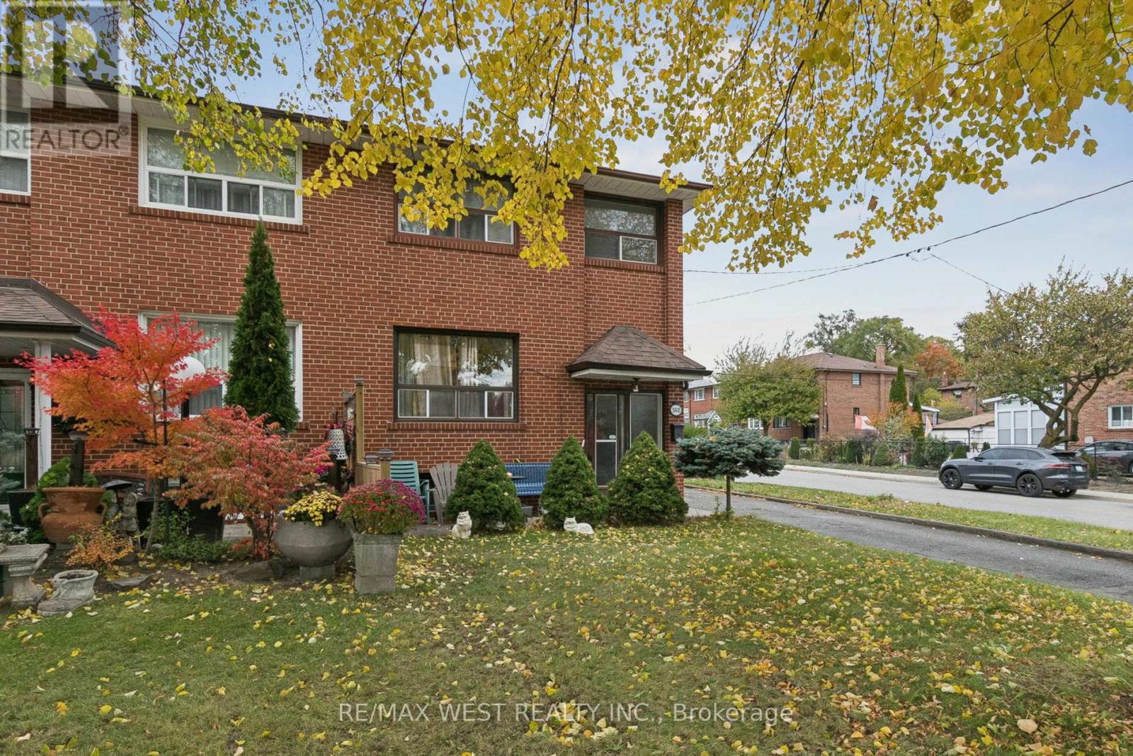 562 Alliance Avenue, Toronto, Ontario  M6N 2J5 - Photo 3 - W12555858