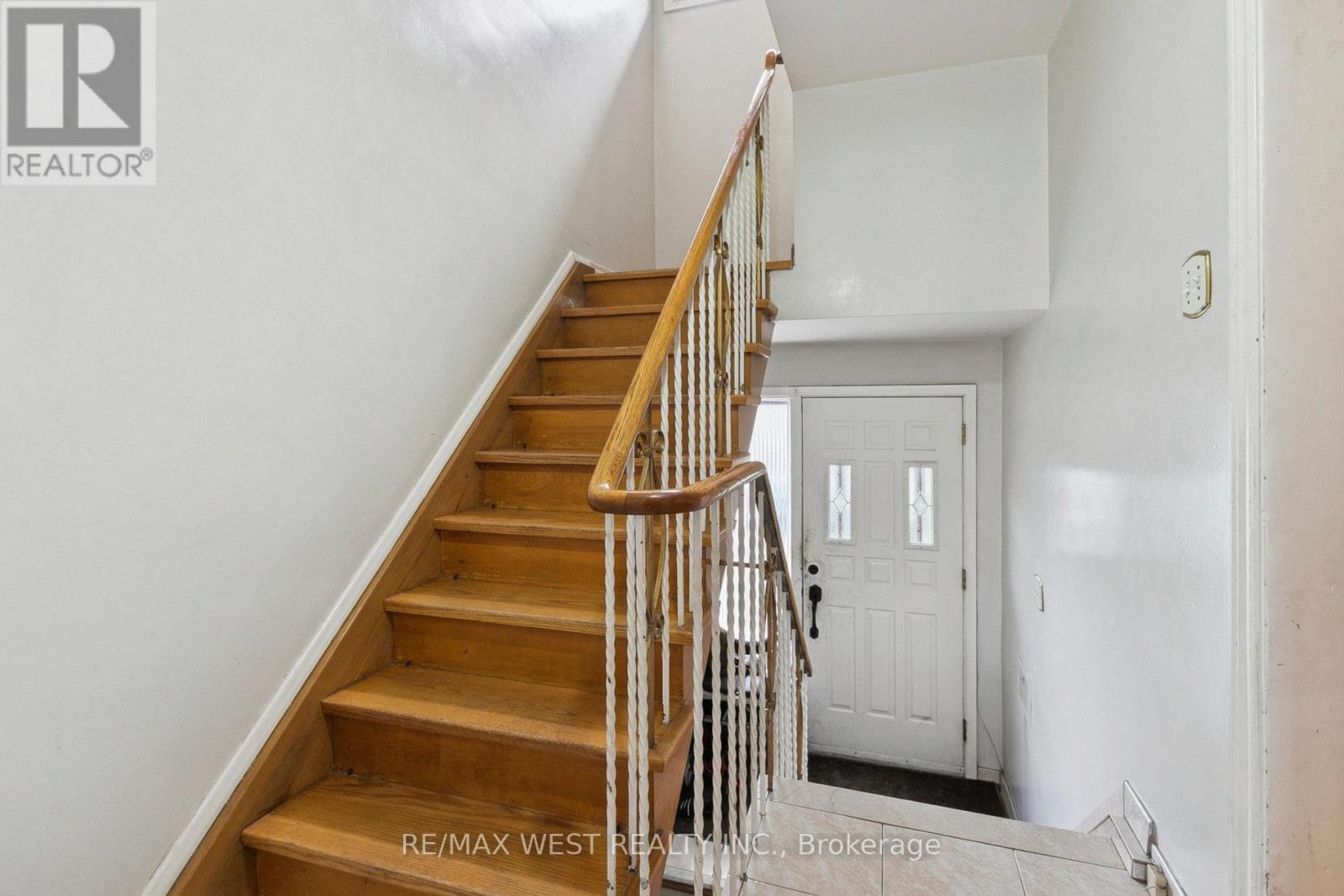 562 Alliance Avenue, Toronto, Ontario  M6N 2J5 - Photo 5 - W12555858