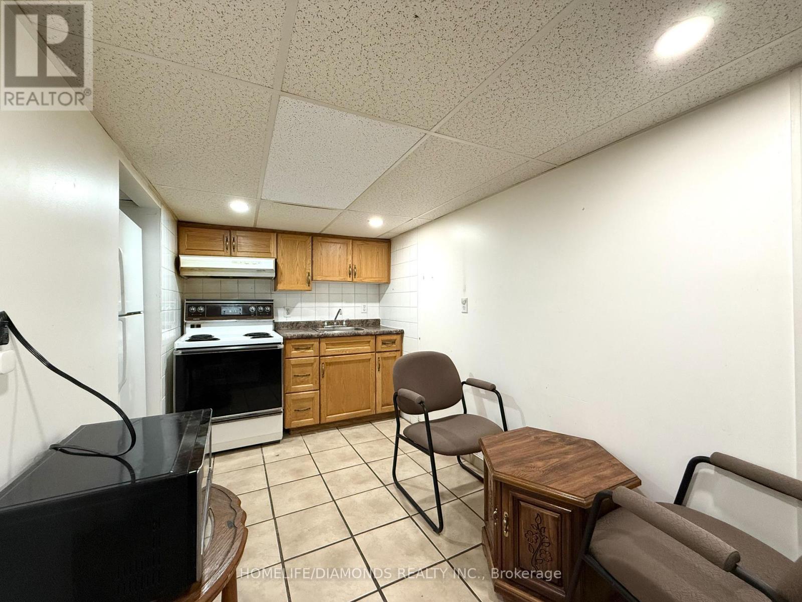 Bsmt - 5589 Dorchester Road, Niagara Falls, Ontario  L2G 5S4 - Photo 3 - X12555820