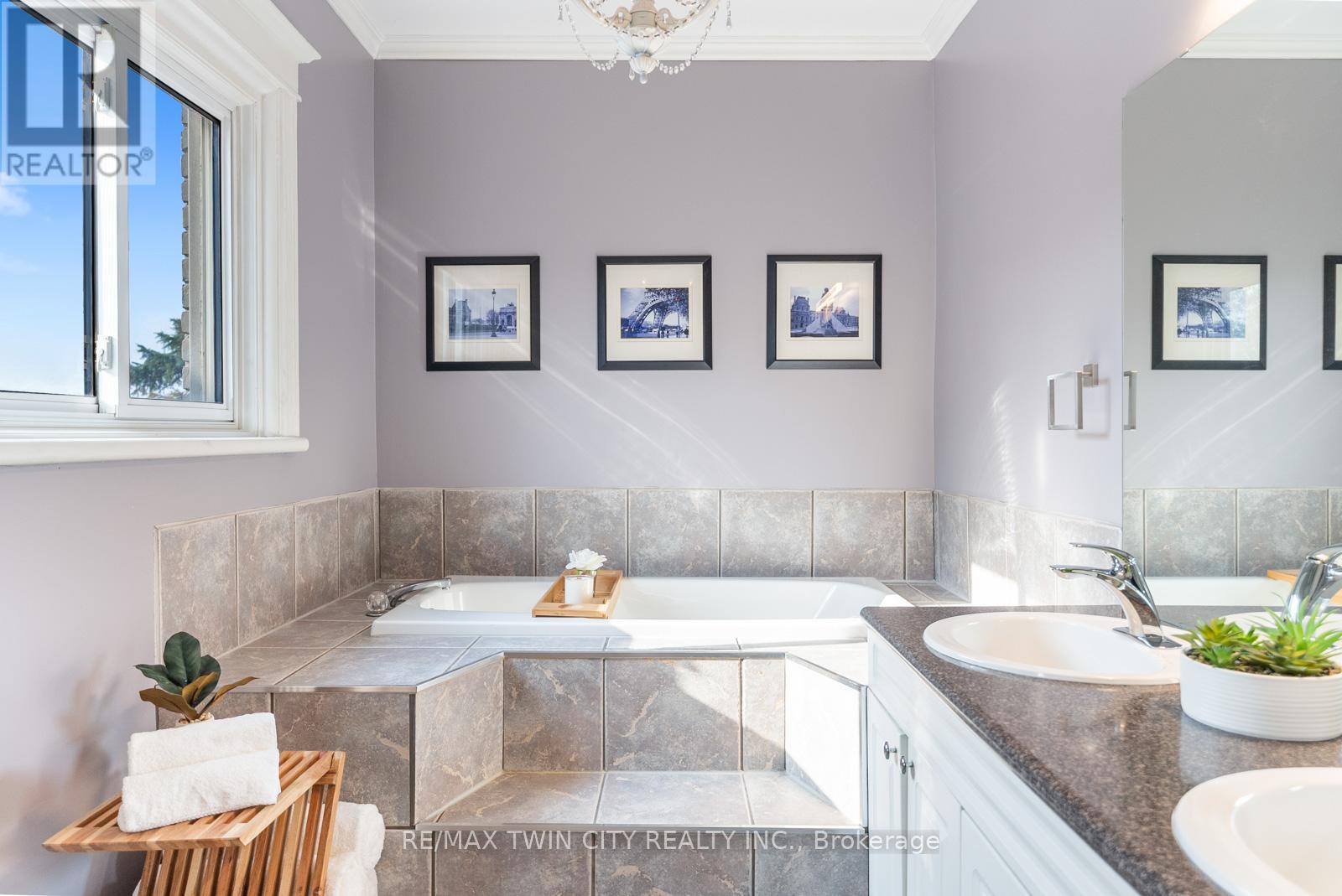 47 Mountain Park Avenue, Hamilton, Ontario  L9A 1A1 - Photo 18 - X12555902