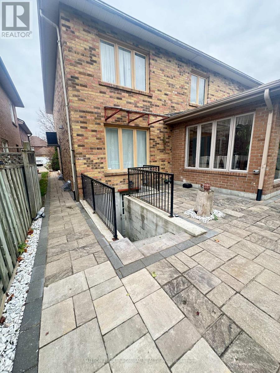 16 Somerset Crescent, Richmond Hill, Ontario  L4C 8N4 - Photo 2 - N12556056