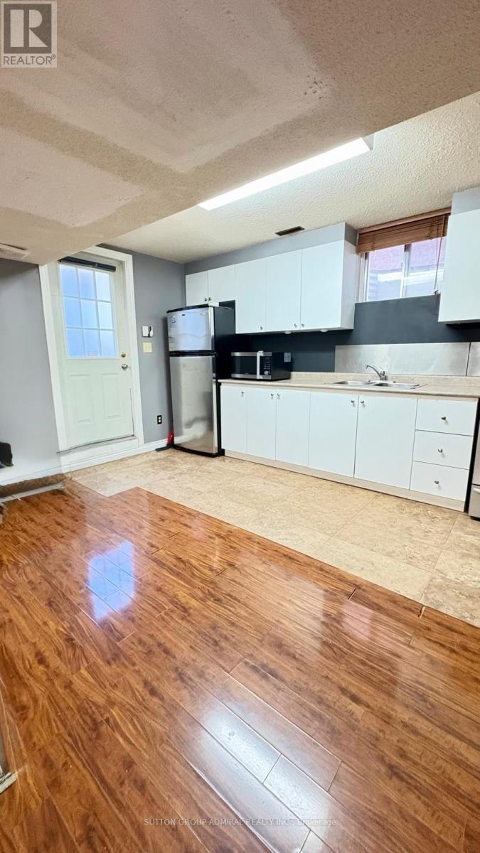 16 Somerset Crescent, Richmond Hill, Ontario  L4C 8N4 - Photo 3 - N12556056