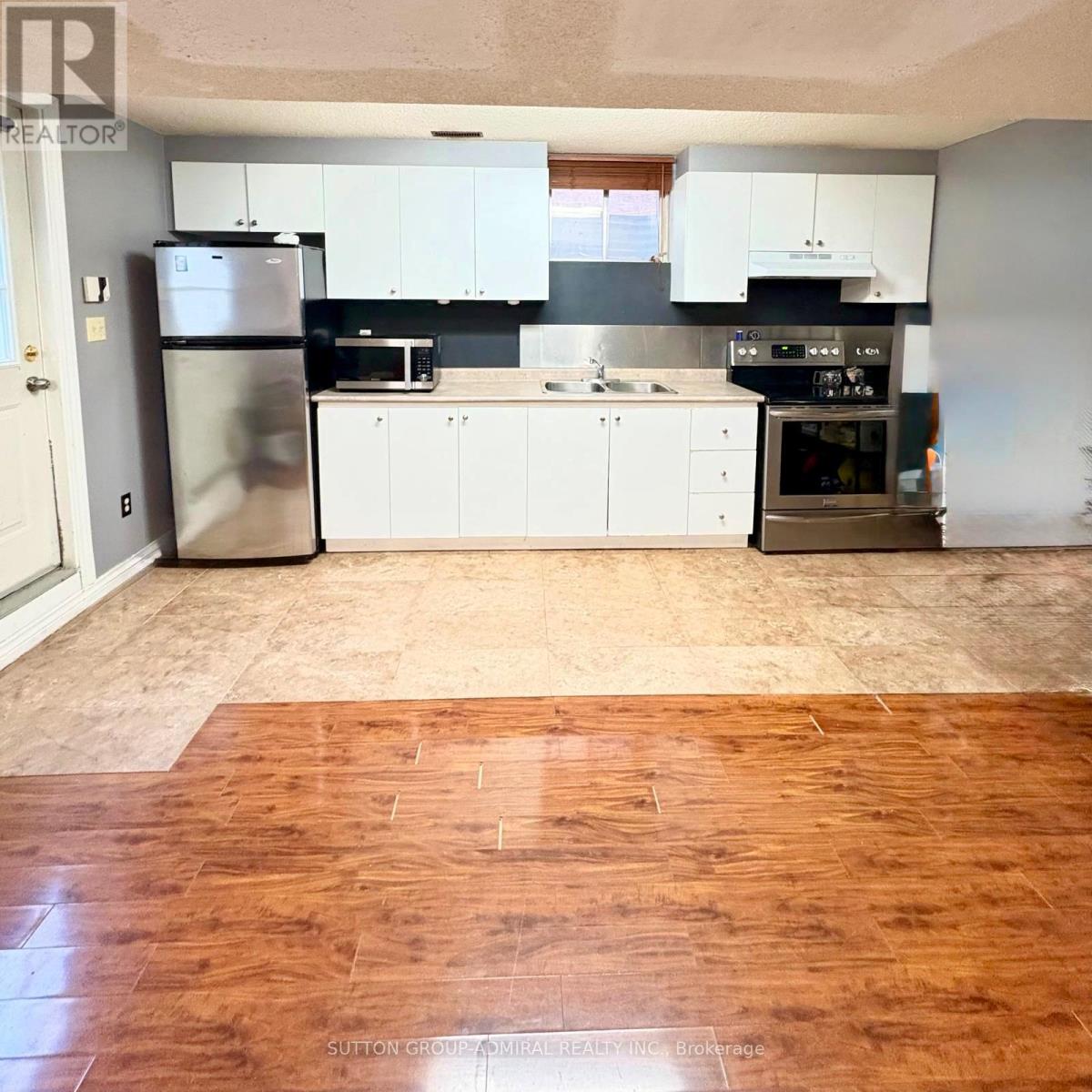 16 Somerset Crescent, Richmond Hill, Ontario  L4C 8N4 - Photo 4 - N12556056