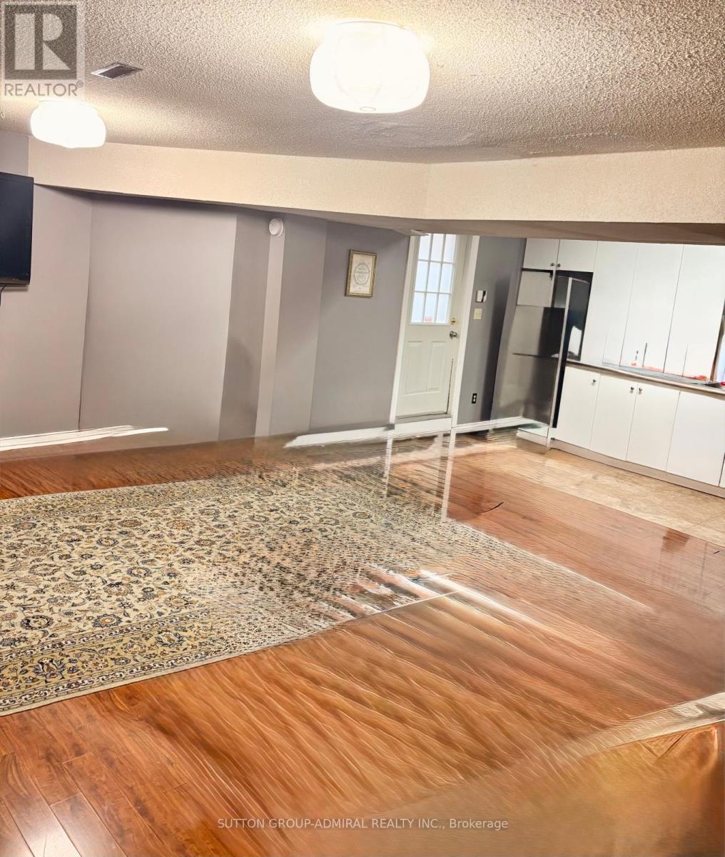 16 Somerset Crescent, Richmond Hill, Ontario  L4C 8N4 - Photo 5 - N12556056