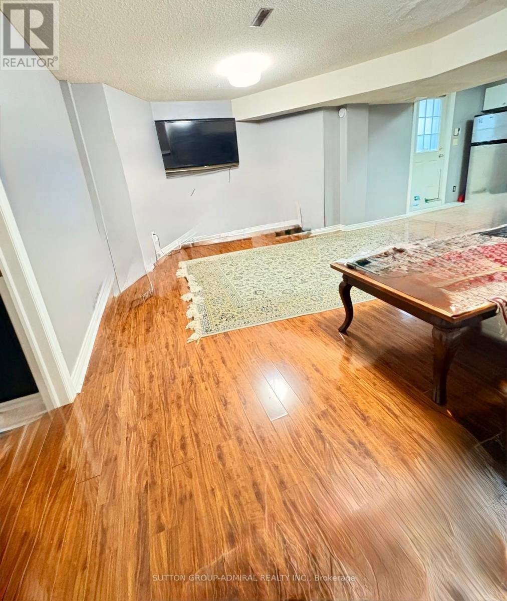 16 Somerset Crescent, Richmond Hill, Ontario  L4C 8N4 - Photo 6 - N12556056