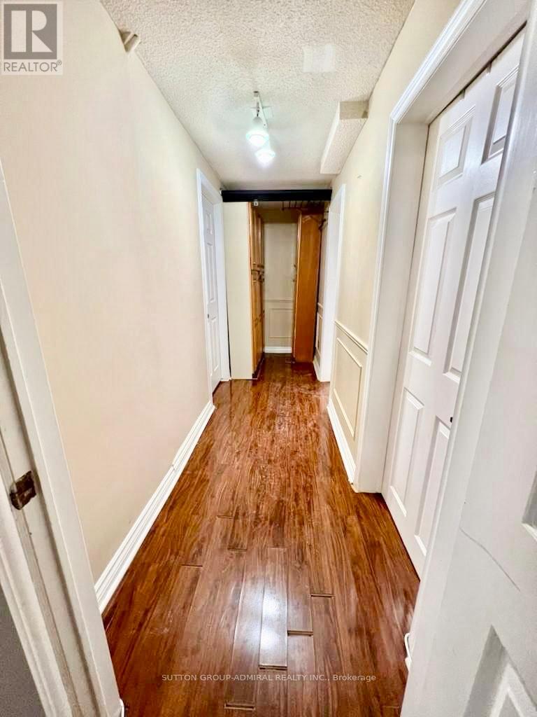 16 Somerset Crescent, Richmond Hill, Ontario  L4C 8N4 - Photo 9 - N12556056