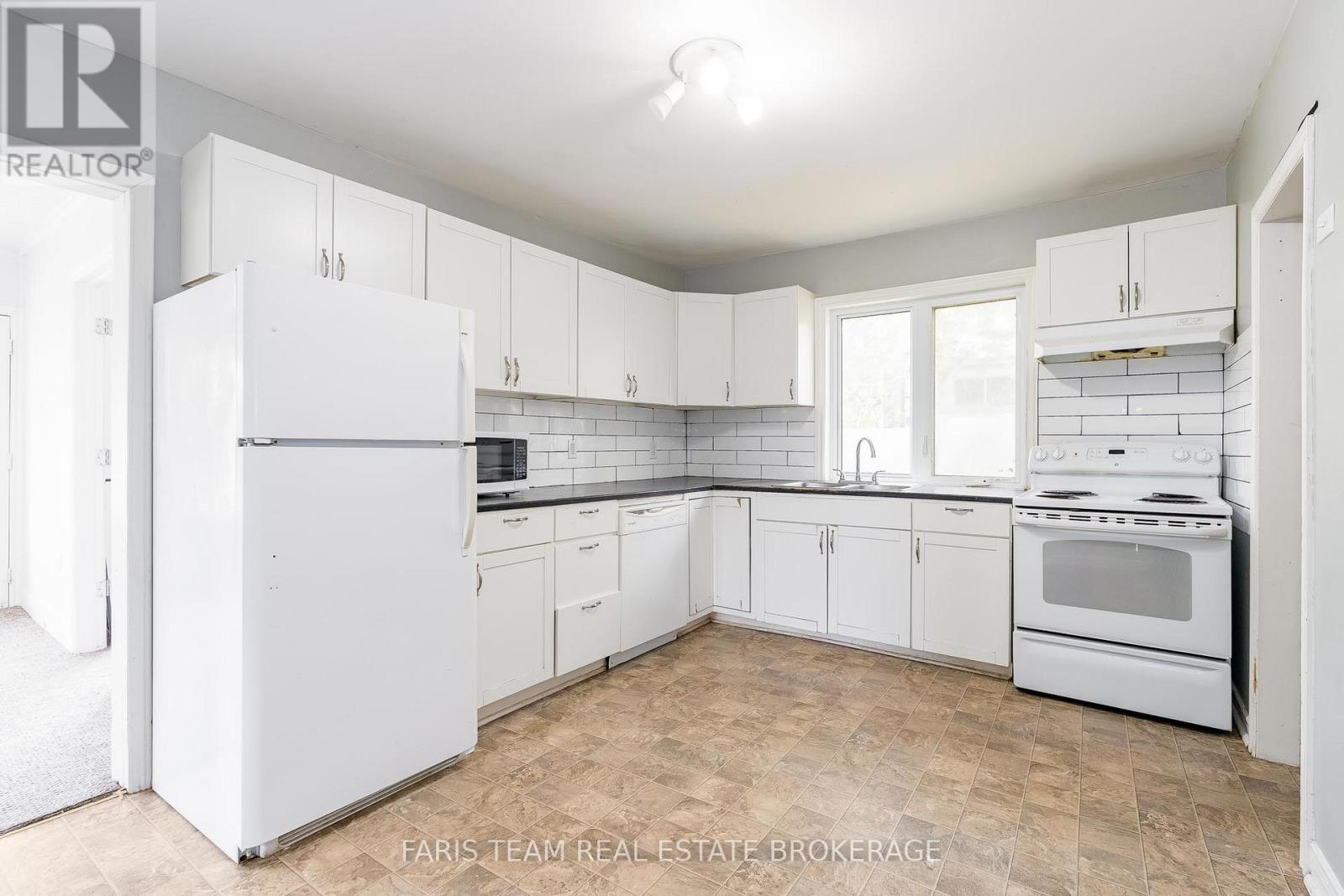 405 Bay Street, Midland, Ontario  L4R 1K7 - Photo 4 - S12555940