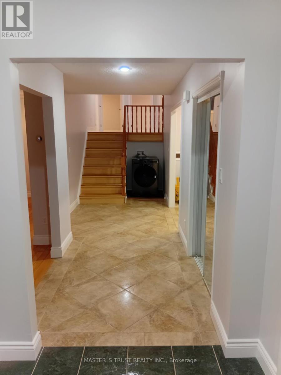 Upper Unit - 197 Browning Trail, Barrie (Letitia Heights), Ontario  L4N 5H6 - Photo 13 - S12556134