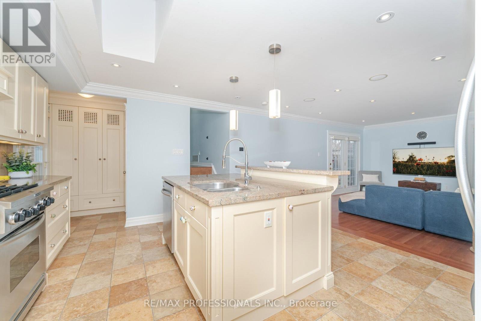 34 Lorraine Crescent, Brampton, Ontario  L6S 2R7 - Photo 11 - W12556024