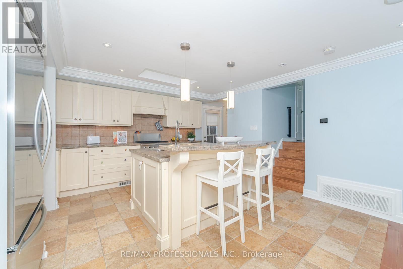 34 Lorraine Crescent, Brampton, Ontario  L6S 2R7 - Photo 12 - W12556024