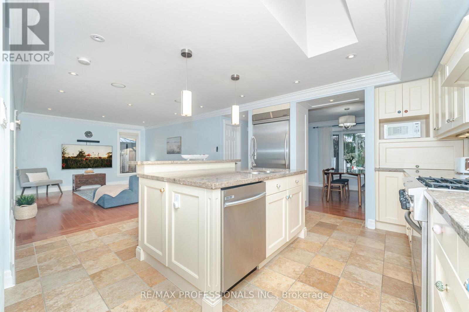 34 Lorraine Crescent, Brampton, Ontario  L6S 2R7 - Photo 15 - W12556024