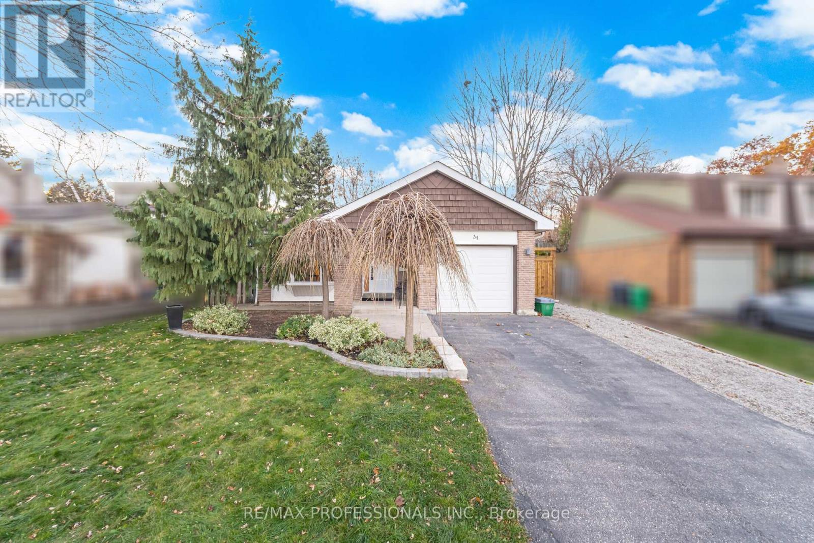 34 Lorraine Crescent, Brampton, Ontario  L6S 2R7 - Photo 2 - W12556024