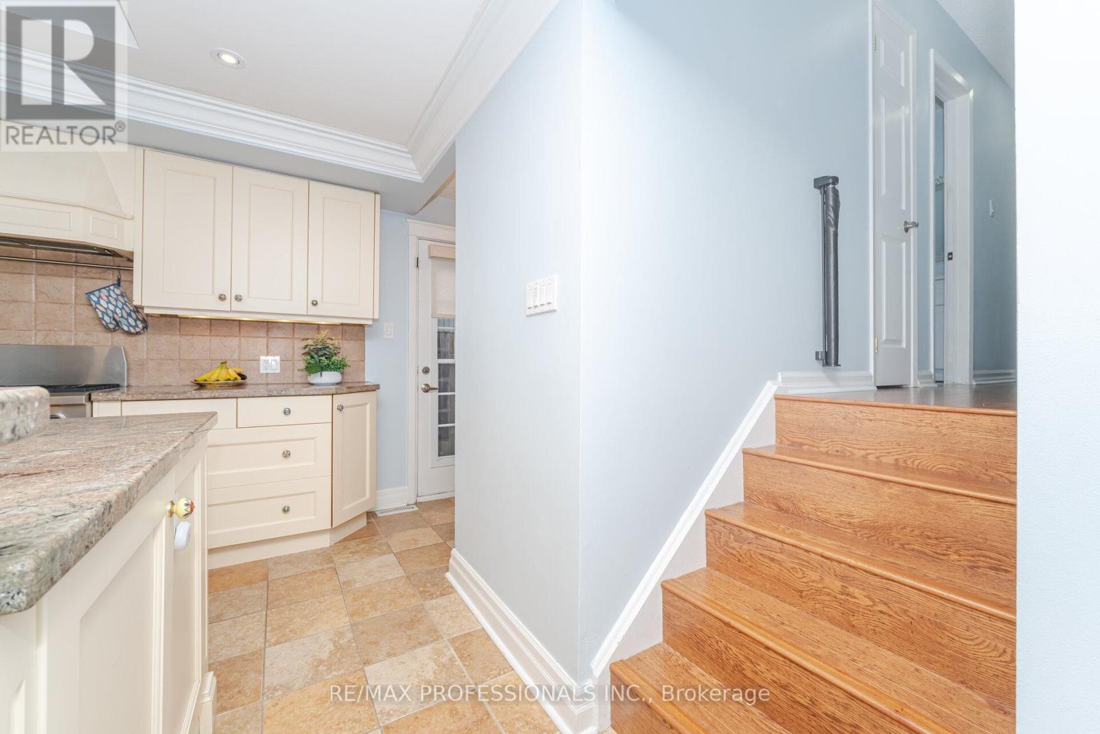 34 Lorraine Crescent, Brampton, Ontario  L6S 2R7 - Photo 23 - W12556024