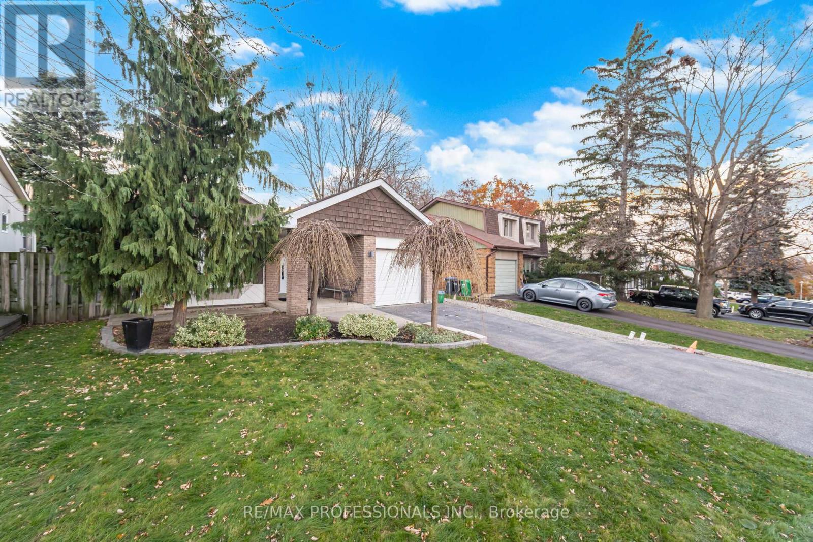 34 Lorraine Crescent, Brampton, Ontario  L6S 2R7 - Photo 4 - W12556024