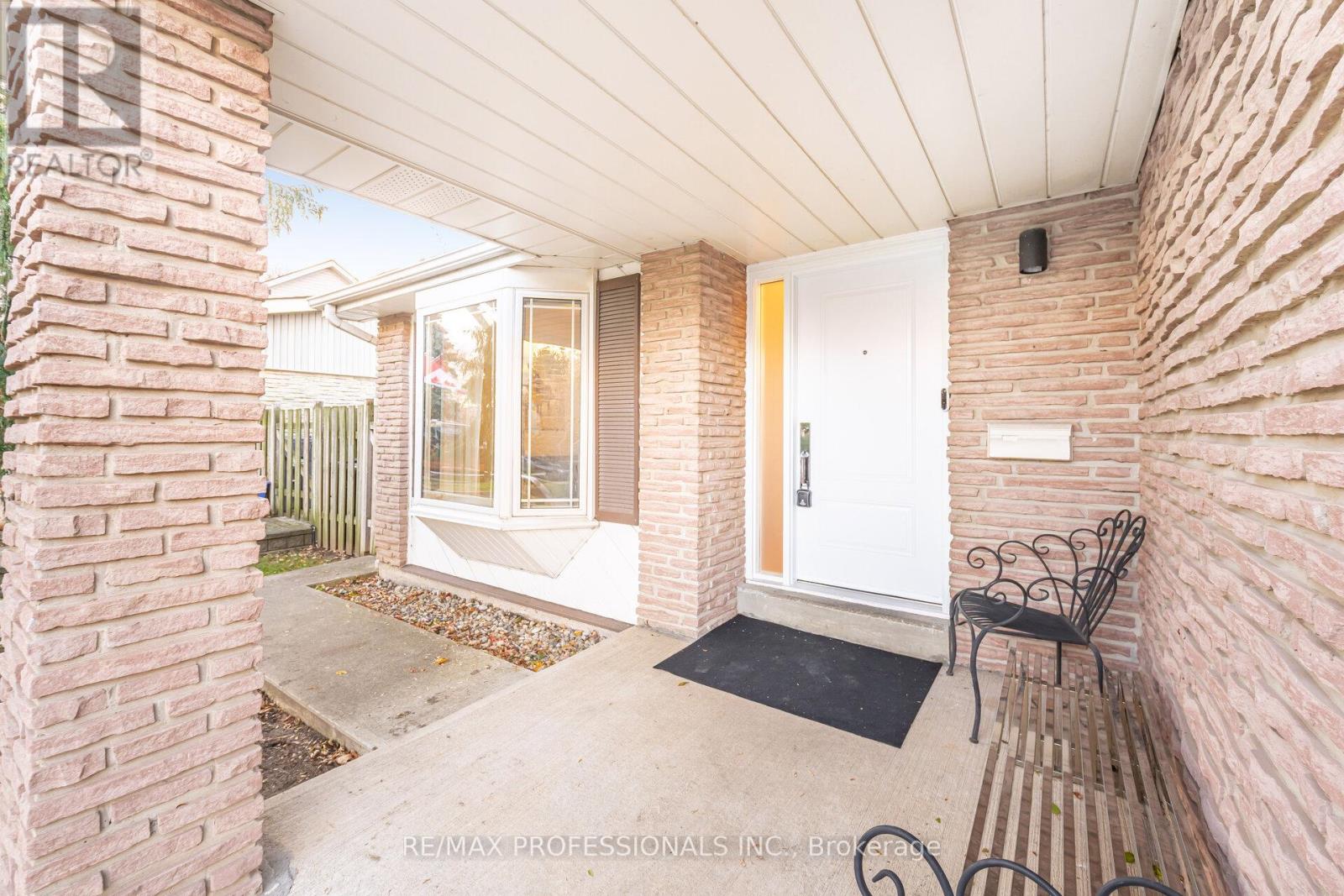 34 Lorraine Crescent, Brampton, Ontario  L6S 2R7 - Photo 5 - W12556024