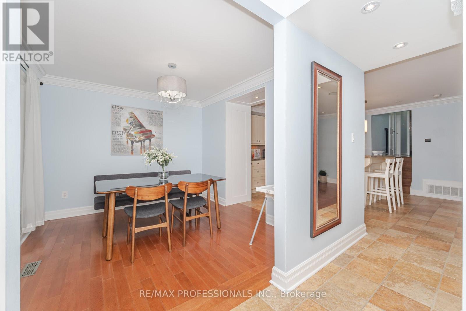 34 Lorraine Crescent, Brampton, Ontario  L6S 2R7 - Photo 7 - W12556024