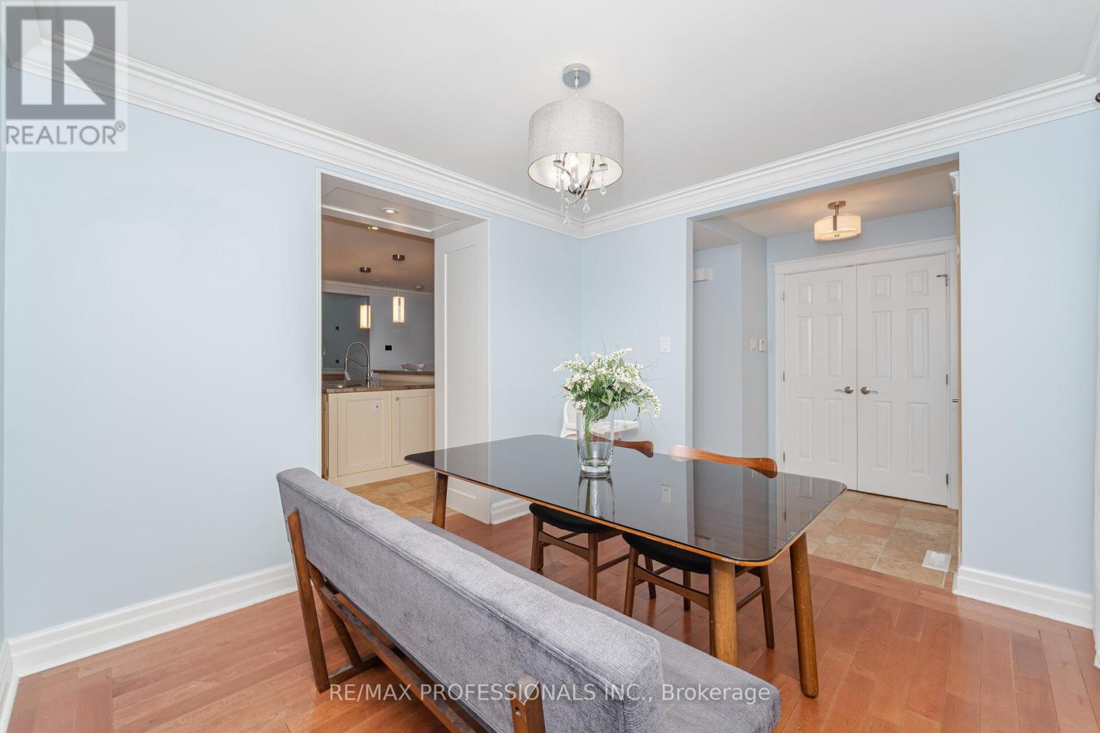 34 Lorraine Crescent, Brampton, Ontario  L6S 2R7 - Photo 9 - W12556024