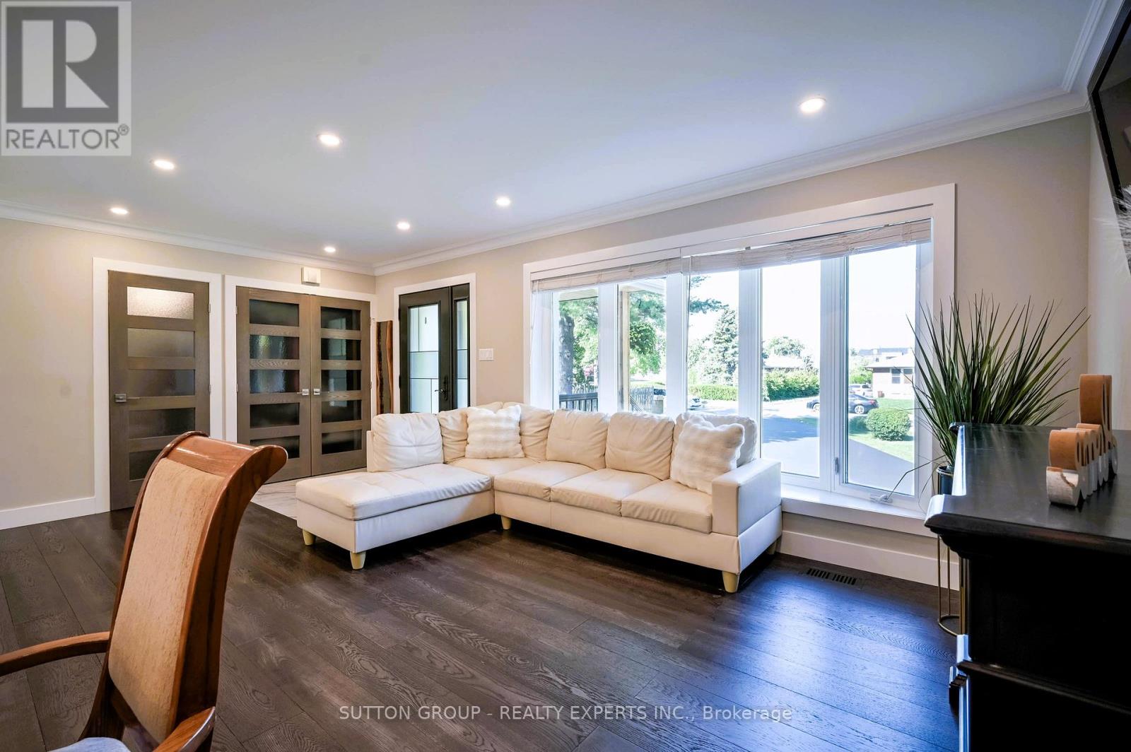 390 Wendall Place, Oakville, Ontario  L6K 2M1 - Photo 14 - W12556054