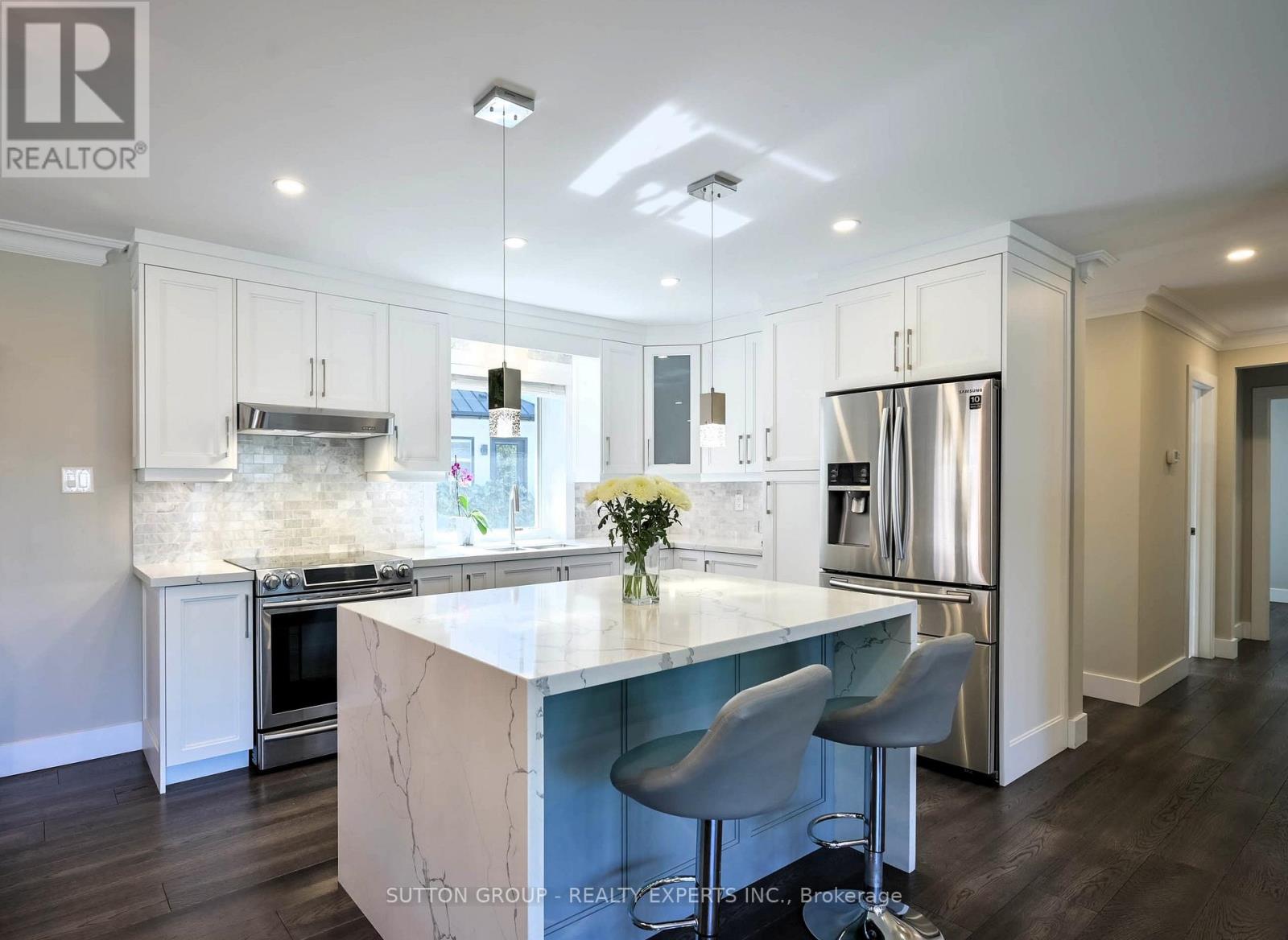 390 Wendall Place, Oakville, Ontario  L6K 2M1 - Photo 6 - W12556054