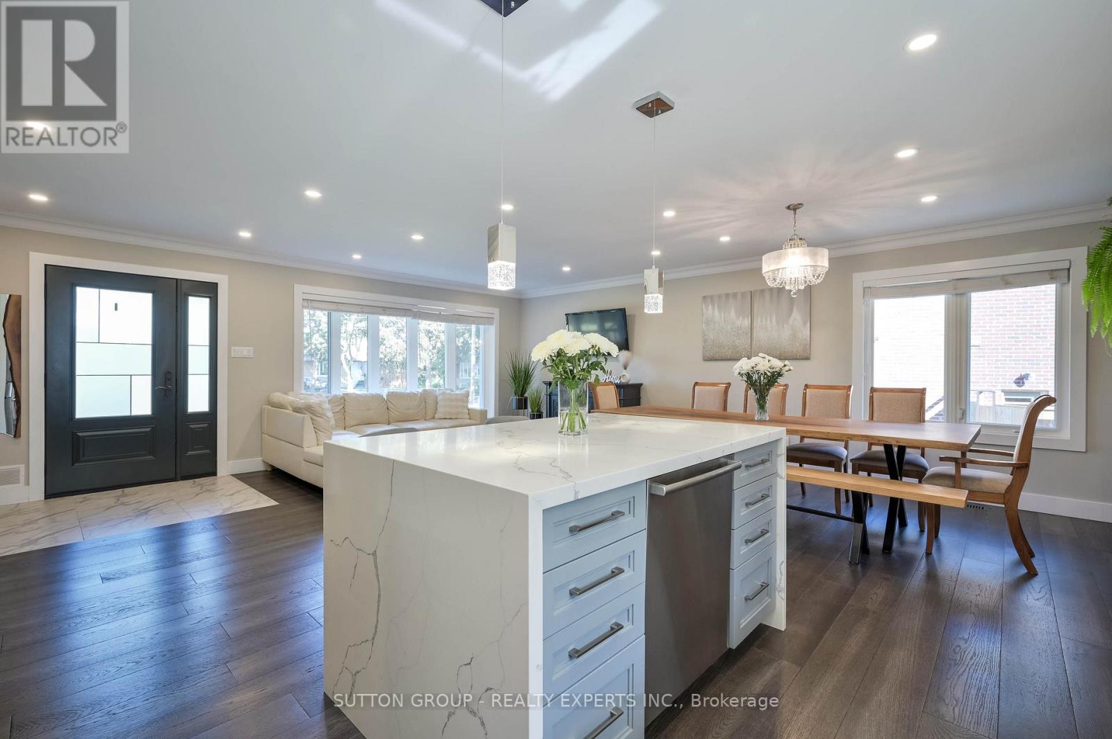 390 Wendall Place, Oakville, Ontario  L6K 2M1 - Photo 9 - W12556054